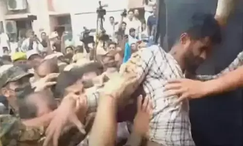 Udaipur killing: कन्हैयालाल के हत्यारों की चप्पल-घूसों से हुई पिटाई, देखिए वीडियो Udaipur killing: कन्हैयालाल के हत्यारों की चप्पल-घूसों से हुई पिटाई, देखिए वीडियो