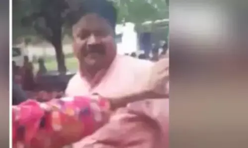 स्कूल बना जंग का मैदान, हेडमास्टर और महिला शिक्षकों में हाथापाई के बाद, हेडमास्टर ने चलाए पत्थर स्कूल बना जंग का मैदान, हेडमास्टर और महिला शिक्षकों में हाथापाई के बाद, हेडमास्टर ने चलाए पत्थर