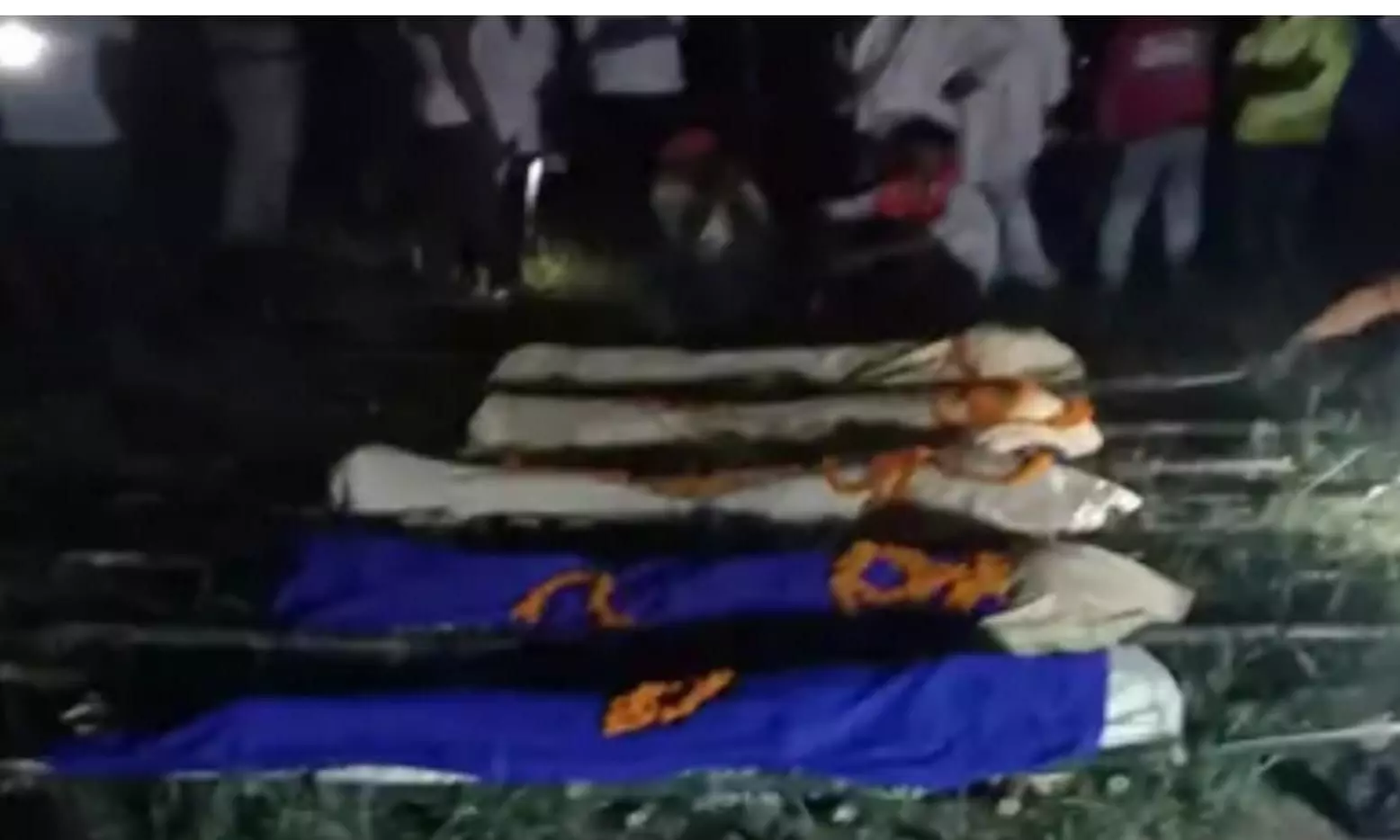 सुल्तानपुर के एक गांव से उठी 5 अर्थियां, शवों को देर रात किया गया दफन सुल्तानपुर के एक गांव से उठी 5 अर्थियां, शवों को देर रात किया गया दफन