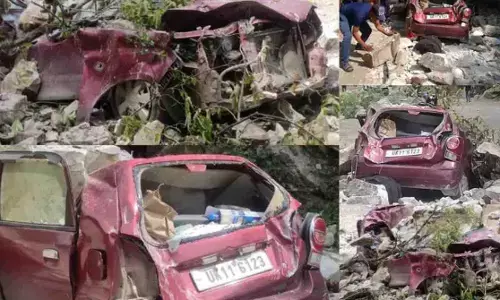 चलती कार पर टूट कर गिरी चट्टान, पति-पत्नी की मौक़े पर मौत… चलती कार पर टूट कर गिरी चट्टान, पति-पत्नी की मौक़े पर मौत…