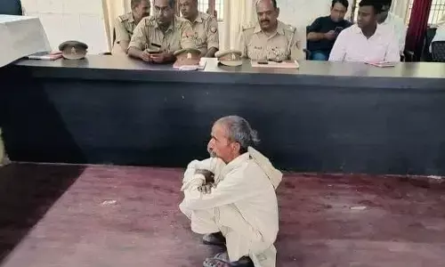 यह जो बीच में उकडू मारकर जमीन पर बैठा है न वही इस देश के लोकतंत्र का राजा है। यह जो बीच में उकडू मारकर जमीन पर बैठा है न वही इस देश के लोकतंत्र का राजा है।