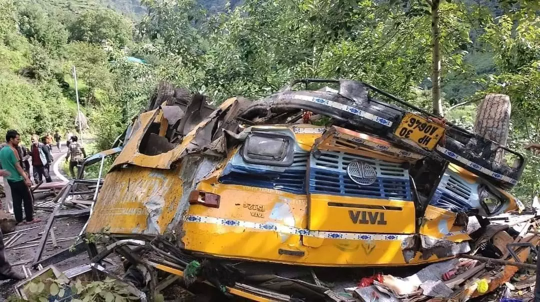 हिमाचल प्रदेश में बड़ा हादसा : कुल्लू में खाई में गिरी बस, बच्चों समेत 16 पैसेंजर्स की मौत, कई लोग गंभीर घायल