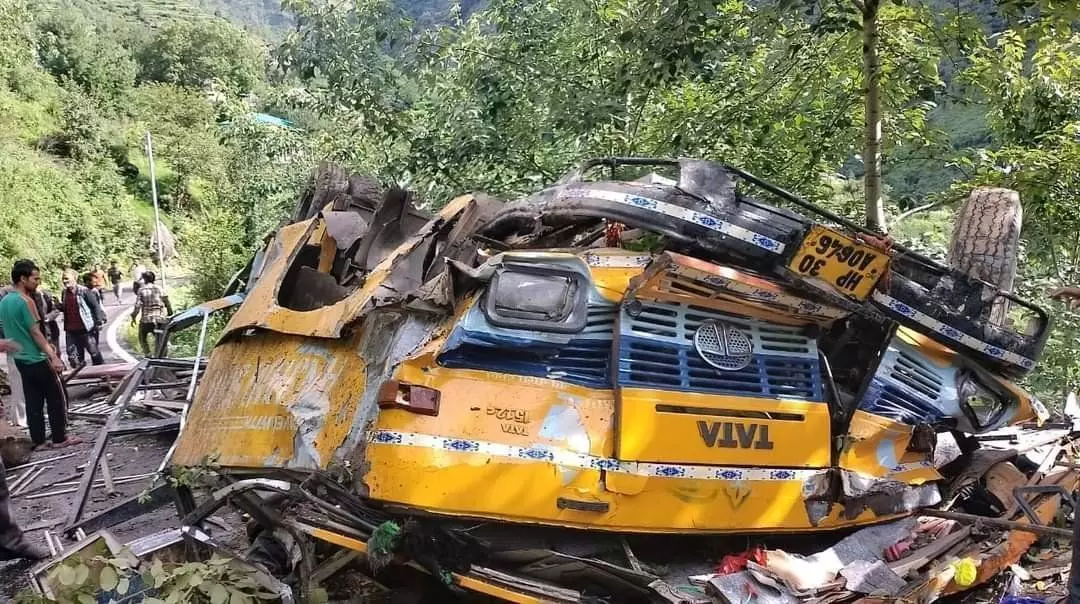 हिमाचल प्रदेश में बड़ा हादसा : कुल्लू में खाई में गिरी बस, बच्चों समेत 16 पैसेंजर्स की मौत, कई लोग गंभीर घायल हिमाचल प्रदेश में बड़ा हादसा : कुल्लू में खाई में गिरी बस, बच्चों समेत 16 पैसेंजर्स की मौत, कई लोग गंभीर घायल