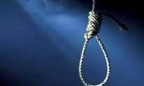 मथुरा जिला जेल में कैदी ने फांसी लगाकर की आत्महत्या, अधिकारियों में मच हड़कंप मथुरा जिला जेल में कैदी ने फांसी लगाकर की आत्महत्या, अधिकारियों में मच हड़कंप