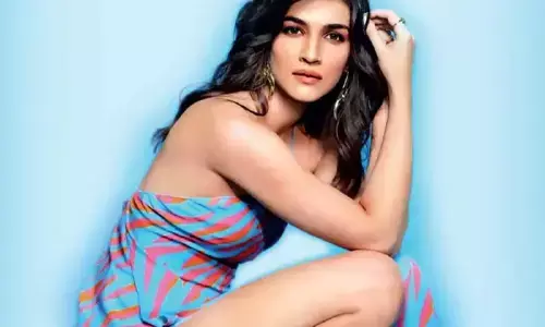 Kriti Sanon Sexy Video: कृति सेनन ने ब्लैक एंड व्हाइट Classy Jumpsuit में बिखेरा जलवा, यूजर्स हुए दीवाने