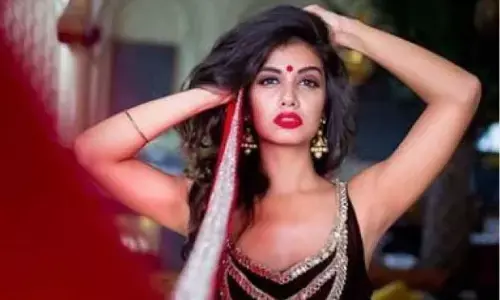 Divya Agarwal Sexy Video: दिव्या अग्रवाल ने गोल्डन हॉट डीप नेक ड्रेस पहन बढ़ाया टेम्परेचर, यूजर्स बोले-नेक्स्ट लेवल की हॉटनेस