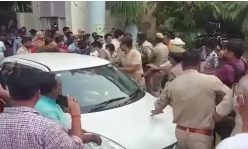 Zee News anchor Rohit Ranjan:ज़ी न्यूज एंकर रोहित रंजन की गिरफ्तारी को लेकर छत्तीसगढ़ की पुलिस और यूपी पुलिस में जंग Zee News anchor Rohit Ranjan:ज़ी न्यूज एंकर रोहित रंजन की गिरफ्तारी को लेकर छत्तीसगढ़ की पुलिस और यूपी पुलिस में जंग