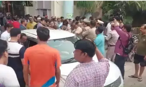 राहुल गांधी फेक न्यूज केस में एंकर को गिरफ्तार करने पहुंची छत्तीसगढ़ पुलिस, नोएडा पुलिस ने हिरासत में लिया राहुल गांधी फेक न्यूज केस में एंकर को गिरफ्तार करने पहुंची छत्तीसगढ़ पुलिस, नोएडा पुलिस ने हिरासत में लिया