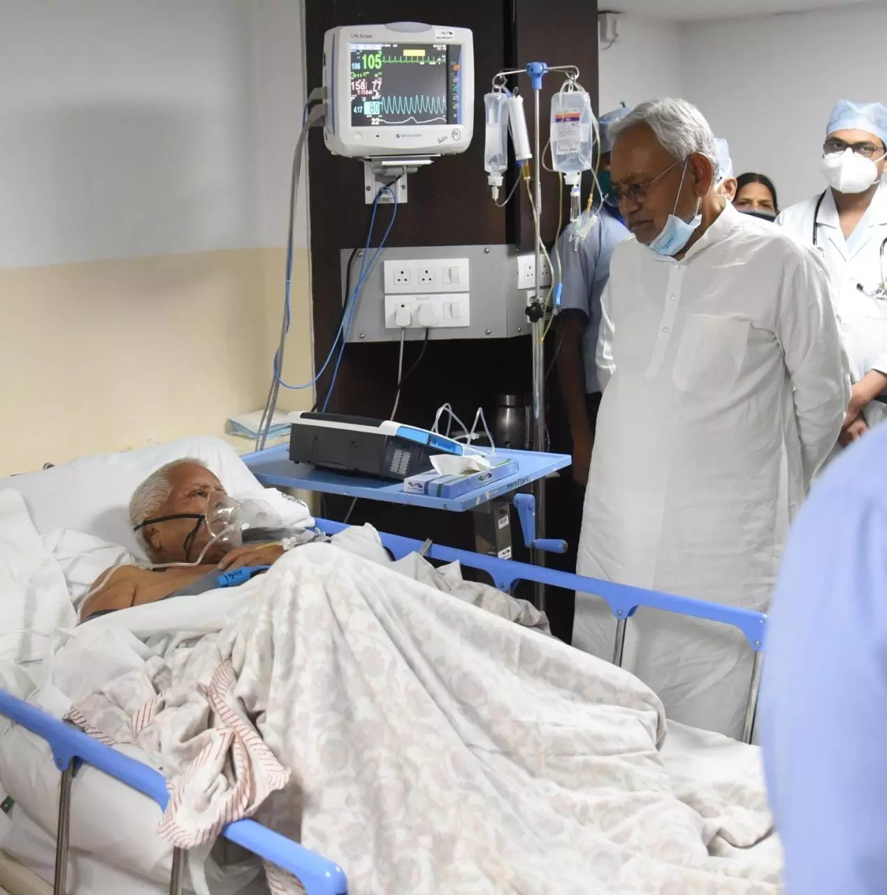 नीतीश कुमार ने अस्पताल जाकर लालूप्रसाद यादव के लिए हालचाल, इलाज के लिए दिल्ली लाए जाएंगे