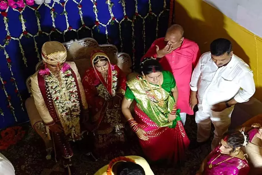 बिहार की अनोखी शादी: जिस घर में 13 साल पहले नौकरानी बन आई वहीं से दुल्हन बन विदा हुई गुड़िया बिहार की अनोखी शादी: जिस घर में 13 साल पहले नौकरानी बन आई वहीं से दुल्हन बन विदा हुई गुड़िया
