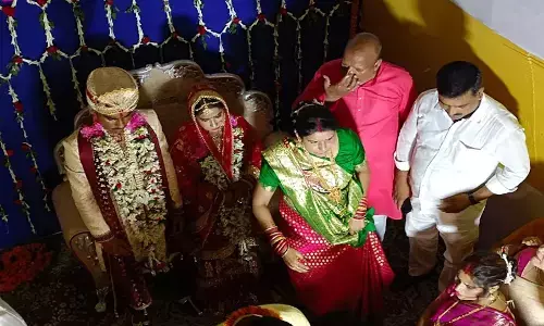 बिहार की अनोखी शादी: जिस घर में 13 साल पहले नौकरानी बन आई वहीं से दुल्हन बन विदा हुई गुड़िया बिहार की अनोखी शादी: जिस घर में 13 साल पहले नौकरानी बन आई वहीं से दुल्हन बन विदा हुई गुड़िया