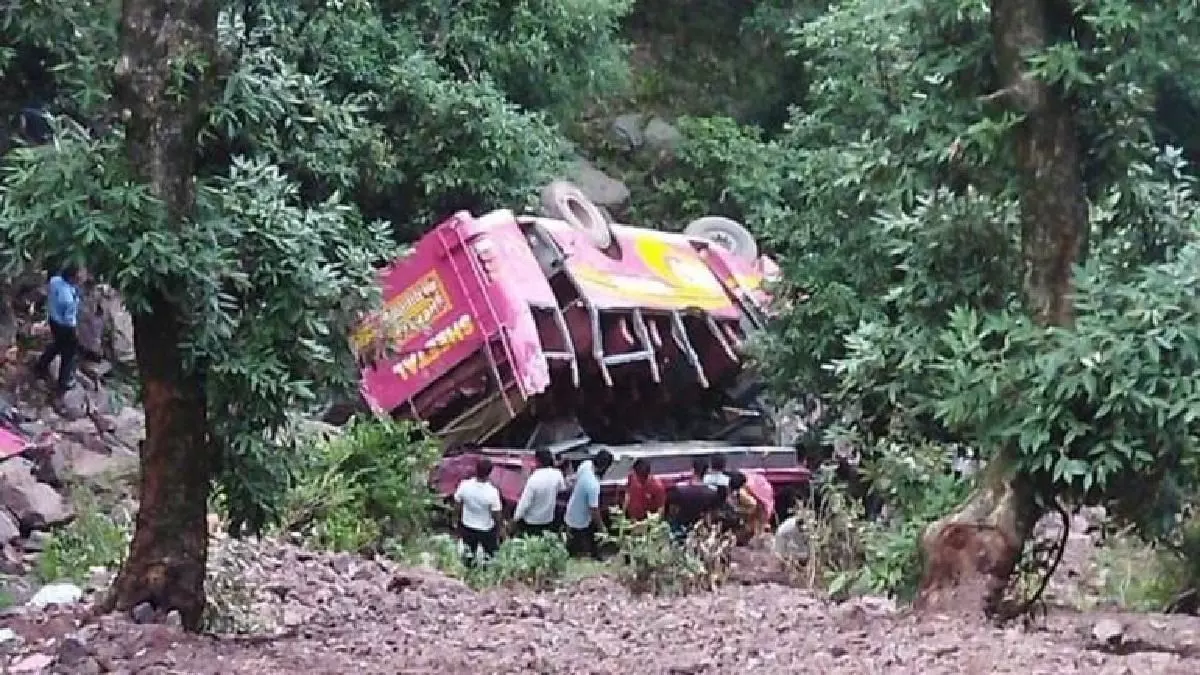 जम्मू-कश्मीर में बड़ा हादसा : उधमपुर में बारात की बस खाई में गिरी, 3 की मौत, 10 घायल जम्मू-कश्मीर में बड़ा हादसा : उधमपुर में बारात की बस खाई में गिरी, 3 की मौत, 10 घायल
