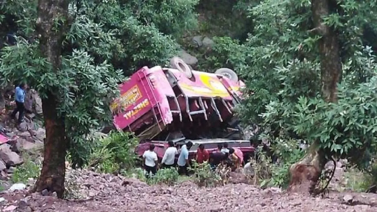 जम्मू-कश्मीर में बड़ा हादसा : उधमपुर में बारात की बस खाई में गिरी, 3 की मौत, 10 घायल