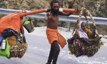 20 साल से नेत्रहीन मां को अपने कंधों पर लेकर दर्शन करा रहा श्रवण कुमार! अब अनुपम खेर ने दिया ये बयान