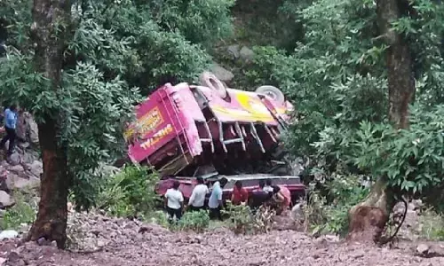 जम्मू-कश्मीर में बड़ा हादसा : उधमपुर में बारात की बस खाई में गिरी, 3 की मौत, 10 घायल