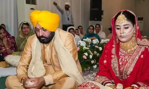 Bhagwant Mann Marriage: एक दूजे के हुए पंजाब CM और गुरप्रीत कौर, जानें किसने निभाई रस्में ... Bhagwant Mann Marriage: एक दूजे के हुए पंजाब CM और गुरप्रीत कौर, जानें किसने निभाई रस्में ...