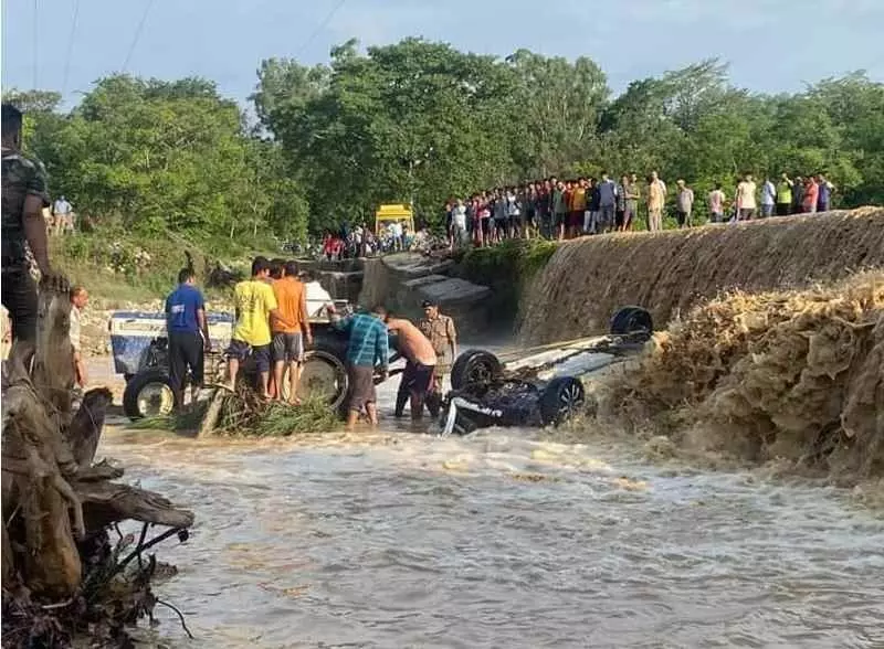 उत्तराखंड में बेहद दुखद हादसा: उफनाई नदी में कार बहने से नौ लोगों की मौत, CM धामी ने जताया शोक उत्तराखंड में बेहद दुखद हादसा: उफनाई नदी में कार बहने से नौ लोगों की मौत, CM धामी ने जताया शोक