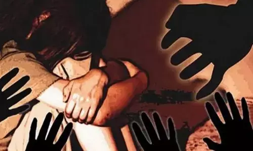 दोस्तों के साथ मिलकर अपनी ही पत्नी का रेप करता था पति,बनाता था वीडियो दोस्तों के साथ मिलकर अपनी ही पत्नी का रेप करता था पति,बनाता था वीडियो