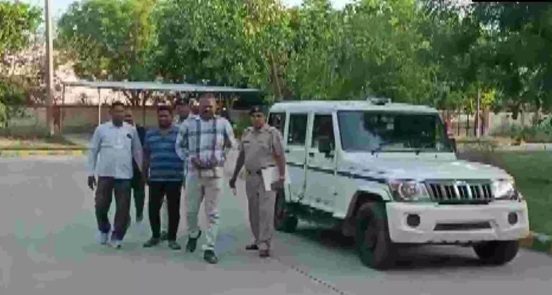 नुपुर शर्मा की जीभ काटने पर 2 करोड़ रुपये इनाम देने की घोषणा करने का आरोपी पुलिस ने किया गिरफ्तार नुपुर शर्मा की जीभ काटने पर 2 करोड़ रुपये इनाम देने की घोषणा करने का आरोपी पुलिस ने किया गिरफ्तार
