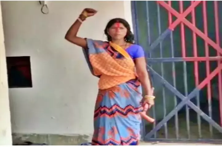 थाने में दुर्गा के अवतार में नजर आई महिला,बोली मेरे पति को जेल से रिहा करो नहीं तो दे दूंगी श्राप