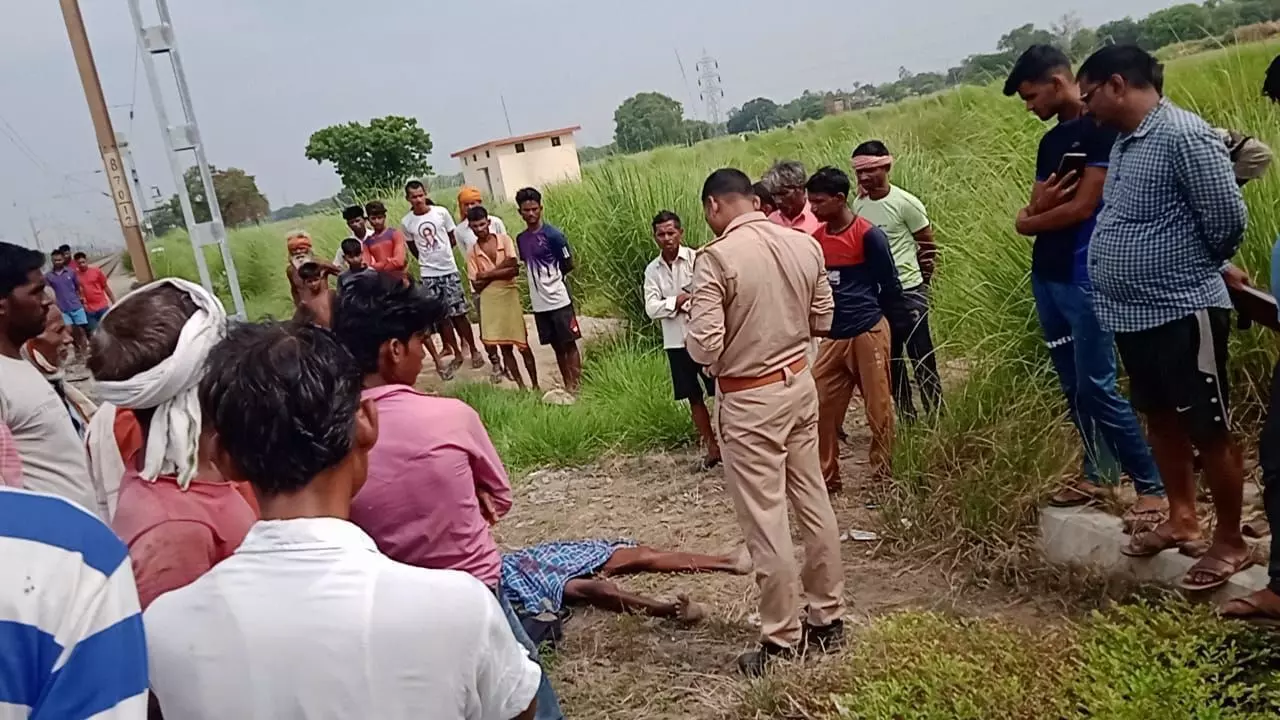 ट्रेन से टकराकर बृद्ध की मौत, हादसे की जानकारी मिलते ही घटनास्थल पर पहुंचे रोते बिलखते परिजन ट्रेन से टकराकर बृद्ध की मौत, हादसे की जानकारी मिलते ही घटनास्थल पर पहुंचे रोते बिलखते परिजन