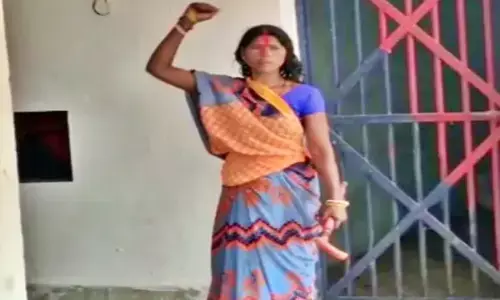थाने में दुर्गा के अवतार में नजर आई महिला,बोली मेरे पति को जेल से रिहा करो नहीं तो दे दूंगी श्राप थाने में दुर्गा के अवतार में नजर आई महिला,बोली मेरे पति को जेल से रिहा करो नहीं तो दे दूंगी श्राप