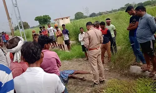 ट्रेन से टकराकर बृद्ध की मौत, हादसे की जानकारी मिलते ही घटनास्थल पर पहुंचे रोते बिलखते परिजन