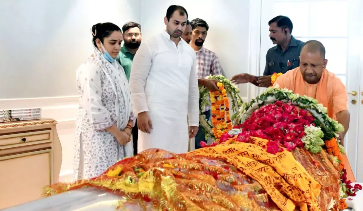 मुलायम के घर पहुंचे सीएम योगी, साधना गुप्‍ता को दी श्रद्धांजलि