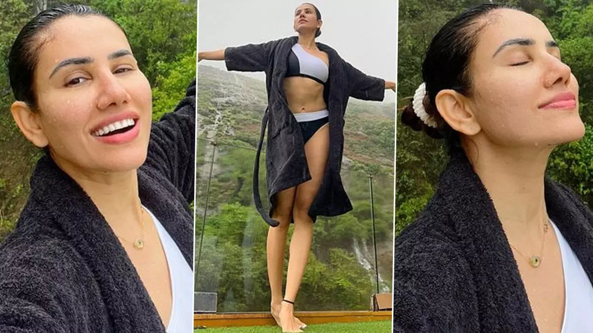Sonnalli Seygall Sexy Video Photos: बारिश का लुत्फ उठाती नजर आईं प्यार का पंचनामा एक्ट्रेस सोनाली सहगल, फैंस हुए दीवाने Sonnalli Seygall Sexy Video Photos: बारिश का लुत्फ उठाती नजर आईं प्यार का पंचनामा एक्ट्रेस सोनाली सहगल, फैंस हुए दीवाने