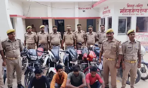 गोंडा पुलिस की कामयाबी, वाहन चोर गिरोह के 4 सदस्य चोरी की 8 मोटरसाईकिलें व 1 अवैध तमंचा समेत गिरफ्तार