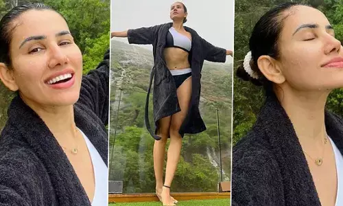 Sonnalli Seygall Sexy Video Photos: बारिश का लुत्फ उठाती नजर आईं प्यार का पंचनामा एक्ट्रेस सोनाली सहगल, फैंस हुए दीवाने Sonnalli Seygall Sexy Video Photos: बारिश का लुत्फ उठाती नजर आईं प्यार का पंचनामा एक्ट्रेस सोनाली सहगल, फैंस हुए दीवाने