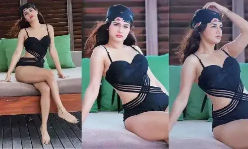 Avneet Kaur Sexy Video Photos: अवनीत कौर ने ब्लैक हॉट स्विमसूट पहन बढ़ाया टेम्परेचर, यूजर्स बोले-स्विमिंग पूल में लगा दी आग Avneet Kaur Sexy Video Photos: अवनीत कौर ने ब्लैक हॉट स्विमसूट पहन बढ़ाया टेम्परेचर, यूजर्स बोले-स्विमिंग पूल में लगा दी आग