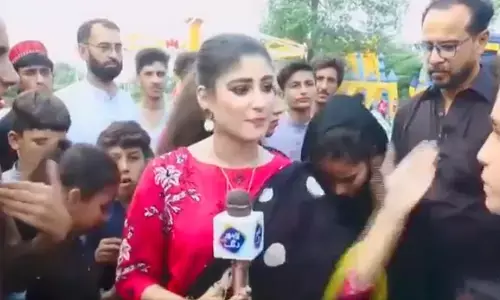 Viral video: Pakistani woman reporter slaps man while speaking on camera Viral video: Pakistani woman reporter slaps man while speaking on camera