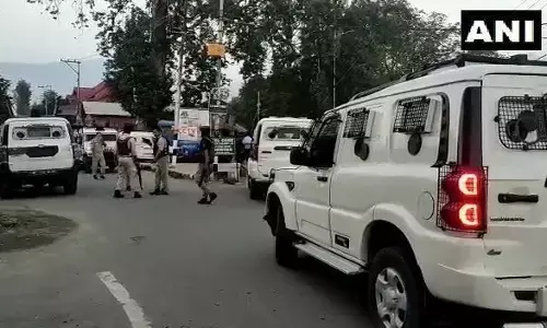 J&K : श्रीनगर के लाल बाजार में पुलिस टीम पर घात लगाकर आतंकी हमला, एक ASI शहीद J&K : श्रीनगर के लाल बाजार में पुलिस टीम पर घात लगाकर आतंकी हमला, एक ASI शहीद