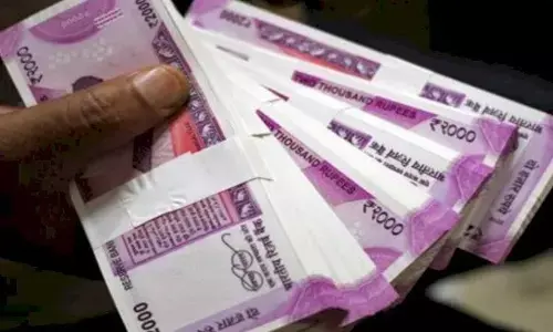 रुपए में गिरावट जारी, 79.60 प्रति डॉलर के नए निचले स्तर पर पहुंचा रुपए में गिरावट जारी, 79.60 प्रति डॉलर के नए निचले स्तर पर पहुंचा