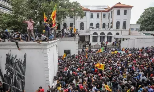 SriLanka Crisis: श्रीलंका में पीएम ने इमरजेंसी लगाई, राष्ट्रपति राजपक्षे के देश से भागने से प्रदर्शनकारियों का उग्र प्रदर्शन, पीएम आवास को घेरा