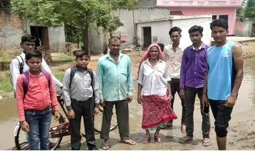 गांव में ग्राम प्रधान की लापरवाही के कारण पानी भरा गांव में ग्राम प्रधान की लापरवाही के कारण पानी भरा