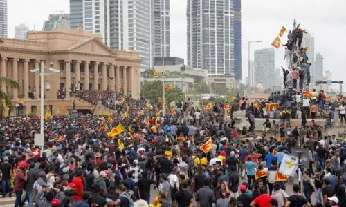 Sri Lanka Crisis: गोटबाया राजपक्षे के भागने के बाद श्रीलंका में आपातकाल की घोषणा, प्रधानमंत्री आवास में घुसे सैकड़ों प्रदर्शनकारी Sri Lanka Crisis: गोटबाया राजपक्षे के भागने के बाद श्रीलंका में आपातकाल की घोषणा, प्रधानमंत्री आवास में घुसे सैकड़ों प्रदर्शनकारी