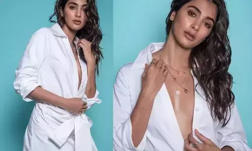 Pooja Hegde Sexy Video Photos: पूजा हेगड़े ने ट्रांसपेरेंट ड्रेस पहन बारिश में लगाई आग, एक्ट्रेस का स्टनिंग अवतार देख यूजर्स का छूटा पसीना Pooja Hegde Sexy Video Photos: पूजा हेगड़े ने ट्रांसपेरेंट ड्रेस पहन बारिश में लगाई आग, एक्ट्रेस का स्टनिंग अवतार देख यूजर्स का छूटा पसीना