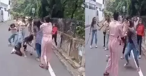 बॉयफ्रेंड को लेकर दो लड़कियों ने सड़क पर मचाया हंगामा, वीडियो हुआ वायरल