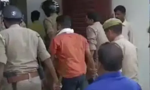 एसपी की सख्त कार्यवाही से लव जिहादी दारोगा गिरफ्तार, दुष्कर्म के आरोपी दरोगा को वादकारी व वकीलों ने पीटा एसपी की सख्त कार्यवाही से लव जिहादी दारोगा गिरफ्तार, दुष्कर्म के आरोपी दरोगा को वादकारी व वकीलों ने पीटा
