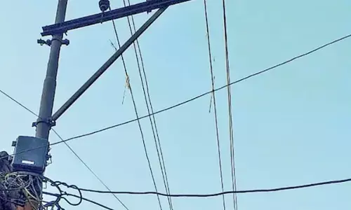 рдШрд░ рдХреЗ рдКрдкрд░ рд╕реЗ рдЧреБрдЬрд░реЗ рд╣рд╛рдИ рдЯреЗрдВрд╢рди рддрд╛рд░ рд╕реЗ рд▓рдЧреЗ рдХрд░рдВрдЯ рдХреА рдЪрдкреЗрдЯ рдореЗрдВ рдЖрдиреЗ рд╕реЗ рдЕрдзреЗреЬ рдХреА рдореМрдд рдШрд░ рдХреЗ рдКрдкрд░ рд╕реЗ рдЧреБрдЬрд░реЗ рд╣рд╛рдИ рдЯреЗрдВрд╢рди рддрд╛рд░ рд╕реЗ рд▓рдЧреЗ рдХрд░рдВрдЯ рдХреА рдЪрдкреЗрдЯ рдореЗрдВ рдЖрдиреЗ рд╕реЗ рдЕрдзреЗреЬ рдХреА рдореМрдд