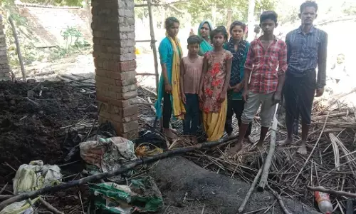 दलित किसान के घर में लगी आग गृहस्थी नगदी जलकर खाक दलित किसान के घर में लगी आग गृहस्थी नगदी जलकर खाक