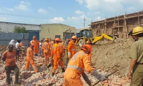 BREAKING NEWS: दिल्ली के अलीपुर में निर्माणधीन गोदाम की दीवार गिरी, 5 मजदूरों की दबकर हुई मौत