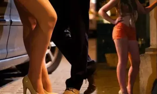 Police busted sex racket running in delhi mall