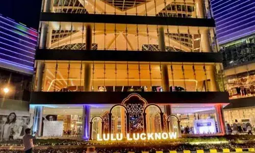 लखनऊ के लुलु मॉल के बाहर हिंदूवादी संगठनों ने किया बवाल,पुलिस से हुई झड़प लखनऊ के लुलु मॉल के बाहर हिंदूवादी संगठनों ने किया बवाल,पुलिस से हुई झड़प