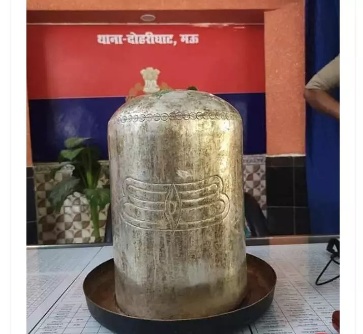 मऊ के सरयू नदी में मिला 30 किलोग्राम का चांदी का शिवलिंग