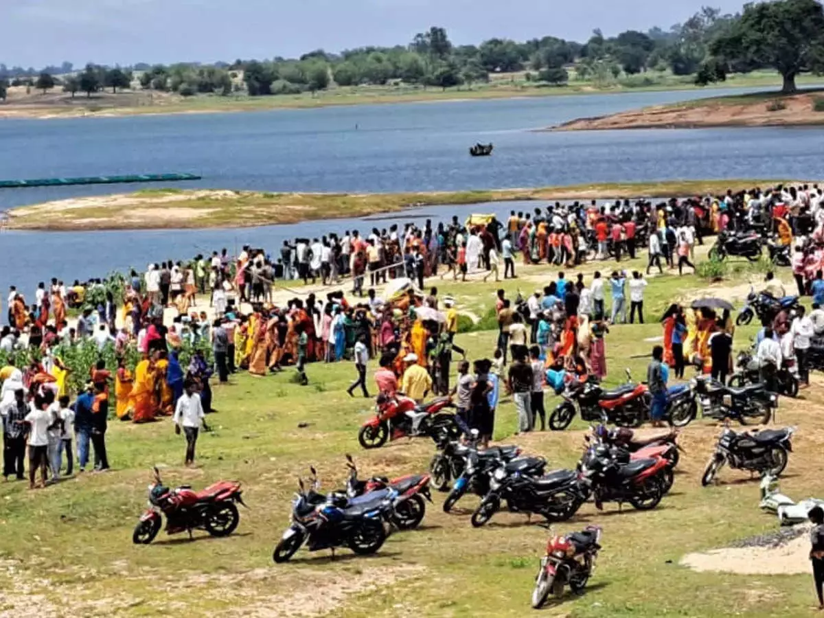 Jharkhand Boat Accident: झारखंड में बड़ा हादसा, कोडरमा में नाव पलटने से एक ही परिवार के 8 लोगों की मौत Jharkhand Boat Accident: झारखंड में बड़ा हादसा, कोडरमा में नाव पलटने से एक ही परिवार के 8 लोगों की मौत