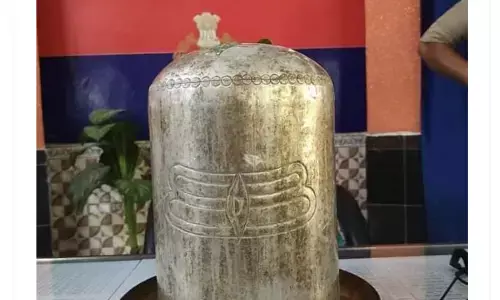 मऊ के सरयू नदी में मिला 30 किलोग्राम का चांदी का शिवलिंग मऊ के सरयू नदी में मिला 30 किलोग्राम का चांदी का शिवलिंग