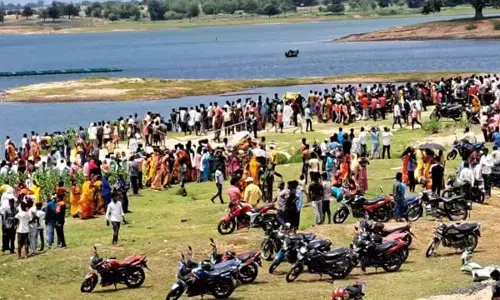 Jharkhand Boat Accident: झारखंड में बड़ा हादसा, कोडरमा में नाव पलटने से एक ही परिवार के 8 लोगों की मौत Jharkhand Boat Accident: झारखंड में बड़ा हादसा, कोडरमा में नाव पलटने से एक ही परिवार के 8 लोगों की मौत